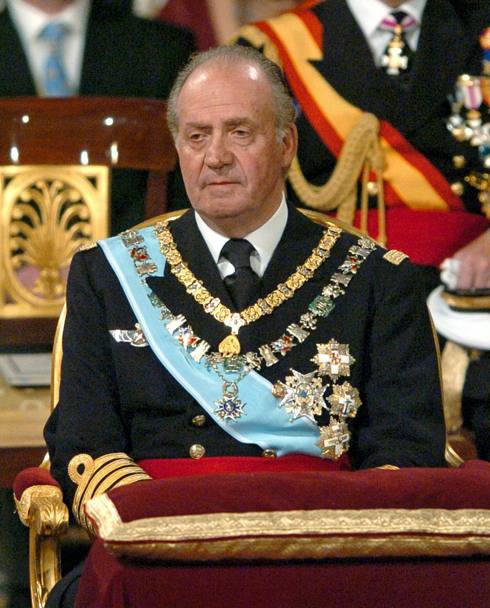 Il re di Spagna Juan Carlos di Borbone, 76 anni, abdica. Lo ha annunciato il primo ministro spagnolo Mariano Rajoy. Il trono passa all&#39;erede, il Principe Felipe. Ansa